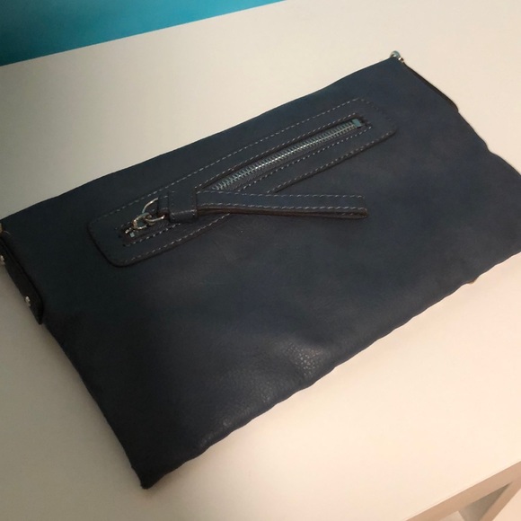 ✨FINAL SALE✨ Guess Leather Blue Studded Clutch - Picture 7 of 15